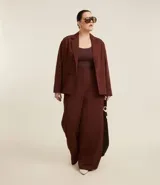 Top de breteles anchos, color marrón oscuro, corte ajustado y escote en U.