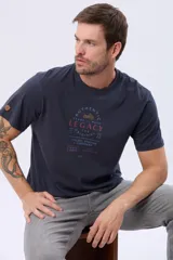 Remera T-shirt de algodón color gris oscuro con estampado frontal de estilo vintage con una motocicleta, texto "Authentic Legacy The Original" y "NYC".