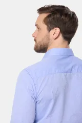 Camisa de vestir celeste con microestampado, de manga larga, confeccionada en tela importada 60% algodón y 40% poliéster.