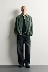 Pantalón jeans de corte relaxed fit, color celeste con efecto lavado, de estilo carpintero con bolsillos laterales y presillas de herramientas.