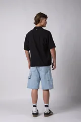 Camisa de hombre de manga corta color beige claro, confeccionada en lino. Tiene cuello clásico, cierre frontal con botones y corte recto.