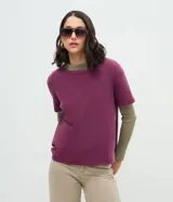 Remera básica de algodón con cuello redondo y mangas cortas, de calce regular y diseño liso. Confeccionada en algodón certificado.