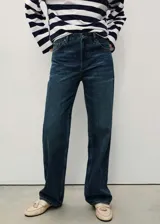 Jeans de tiro medio color azul oscuro, con diseño recto, cinco bolsillos, trabillas y cierre delantero con cremallera y botón.