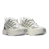 Championes Salomon ACS Pro de diseño técnico y deportivo, color blanco con detalles plateados y grises. Cuentan con un exterior de malla y estructura de soporte sintética, sistema de ajuste rápido y suela chunky con tecnología de amortiguación.