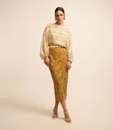 Pollera lápiz de tiro alto, con cierre trasero, estampa de ráfagas y tela satinada.