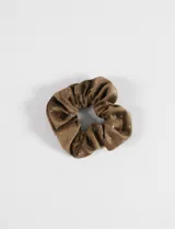 Gomita de pelo color marrón con strass brillantes incrustados.