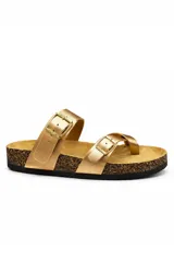 Sandalias doradas estilo ojota cruzada, con dos tiras anchas ajustables mediante hebillas metálicas y plantilla de corcho anatómica con suela de goma.