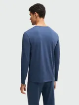 Buzo de manga larga azul con logo de la marca BOSS en el pecho.