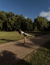 Botas de cuero color marrón y blanco con bordados negros, de estilo cowboy con taco bajo.