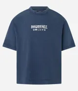 Remera boxy de algodón color azul marino con cuello redondo y mangas cortas. Presenta estampa oriental y lettering "Dowfall" en el frente.