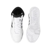 Zapatillas Adidas Hoops 3.0 Mid de caña media, color blanco con detalles en negro, con las tres tiras clásicas de Adidas en los laterales y suela de goma cosida.