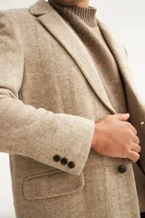 Saco sport marrón claro con medio forro, botones y coderas de cuero. Corte holgado, ideal para combinar con pantalón de vestir o jeans. Confeccionado en Uruguay con tela 100% lana fina sin teñir.