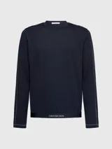 Remera negra de manga larga, corte slim y cuello redondo.