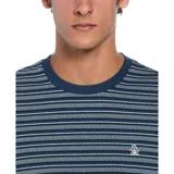 Remera de manga corta azul marino con rayas horizontales finas en celeste y blanco.