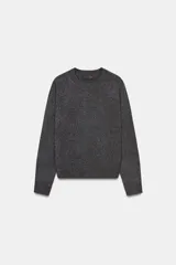 Jersey de cuello redondo y manga larga, confeccionado en hilatura de cashmere 100% con acabados en rib.