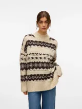Sweater de punto con cuello redondo y mangas largas, con diseño de estampado geométrico estilo nórdico en tonos crema y marrón oscuro. Presenta hombros caídos, corte holgado y puños acanalados.