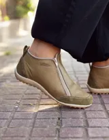 Zapatito marrón de cuero con puntera de gamuza, cierre frontal con cremallera y tirador trasero.