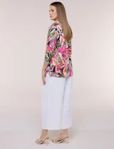 Cardigan abierto de manga larga en seda fría con estampado multicolor en tonos rosados, naranjas, verdes y negros.