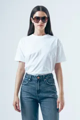 Camiseta básica de manga corta, cuello redondo y corte recto, confeccionada en algodón de color blanco.