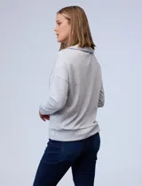 Buzo color rosa en tejido modal, marca French Laundry. Cuello solapa y escote con cierre metálico.