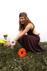 Vestido midi color bordó con escote redondo y ribete amarillo en el cuello y las sisas. La espalda es descubierta y la falda tiene un corte asimétrico.