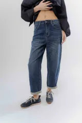 Jean mom de tiro alto color azul índigo, de corte relajado y dobladillo en los tobillos.