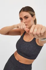 Top deportivo verde oliva con espalda cuadrada y corte ancho debajo del busto.