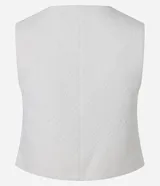Chaleco blanco de tweed con cuello redondo, abotonado en el frente y corte entallado.