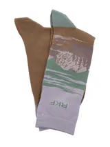 Medias de caña alta con diseño estampado de paisaje montañoso en tonos lila, verde y marrón. Presentan talón y puntera en color verde menta y logo de la marca RKF en la parte superior.