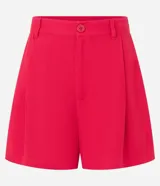 Short holgado de viscosa texturizada color blanco, con cintura de sastrería en la parte delantera y elástico en la trasera, bolsillos laterales y cierre con botón y cremallera.