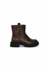 Bota corta de cuero sintético marrón, con suela track negra de goma y detalle de tira con hebilla metálica dorada en el lateral.
