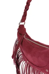 Cartera estilo bandolera de color negro, confeccionada en material símil gamuza con flecos largos colgantes y detalles de arandelas metálicas plateadas. Cuenta con una correa trenzada para el hombro y cierre superior.