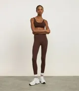 Legging deportivo de tiro alto con cintura texturizada, confeccionado en poliamida y elastano. Presenta un diseño ajustado al cuerpo con largo hasta el tobillo.