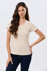 Remera básica de algodón color negro, con cuello redondo y mangas cortas de corte clásico.