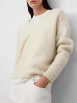 Sweater de punto con cuello en V, manga larga y diseño holgado. Presenta puños y ruedo en tejido acanalado, confeccionado en una mezcla de lana merino y alpaca.
