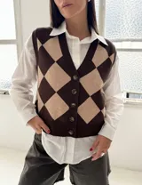 Chaleco tejido de punto con diseño de rombos en tonos marrón y beige, con escote en V y cierre frontal de botones.