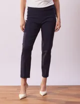 Pantalón color beige de gabardina elastizada, marca Ruby Rd. Pretina ancha, delantera con bolsillos simulados y trasera con bolsillos aplicados. Largo de pierna al tobillo.