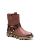 Bota de cuero color marrón oscuro de la marca Cat, con suela track de goma, puntera redondeada y correa en el tobillo con hebilla y detalles texturizados.