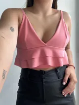 Top color rosa con breteles finos, escote en V y doble volado en el ruedo.