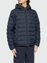 Campera puffer corta azul marino con capucha ajustable, cierre frontal y bolsillos laterales.