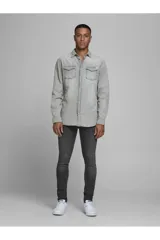 Camisa de denim gris con cuello clásico, cierre con botones y corte slim fit.