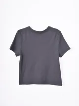 Remera de algodón de corte entallado, con cuello redondo y mangas cortas.