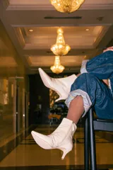 Botines de cuero con textura de cocodrilo, diseño de punta fina y taco chupete de altura media.