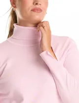 Polera de cuello alto confeccionada en tejido de punto fino, con mangas largas y detalle de tajo en los puños.