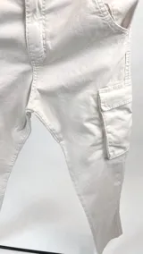 Pantalón cargo color arena, de gabardina, corte recto y bolsillos laterales.