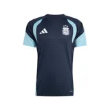 Camiseta de entrenamiento Adidas de la Selección Argentina, modelo Tiro 26. Confeccionada en poliéster reciclado con tecnología Climacool, presenta un diseño en color azul marino con detalles en celeste en los hombros y mangas. Incluye el escudo de la AFA con tres estrellas y el logo de Adidas en el pecho.
