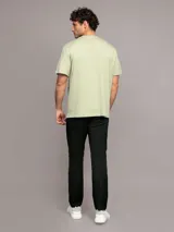 Remera verde claro de algodón regenerativo con cuello redondo, manga corta y logo CK estampado en el pecho. Corte regular.