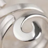 Anillo de plata 925 con diseño abierto, acabado satinado y detalles de terminación brillante.