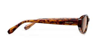 Lentes de sol ovalados con sutil ángulo cat-eye, montura carey y lentes marrones polarizadas con protección UV400. Fabricados con materiales bio-based G850 y patillas de propionato de celulosa.