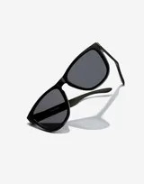 Lentes de sol Hawkers modelo One Raw con armazón de policarbonato negro mate y cristales polarizados oscuros.